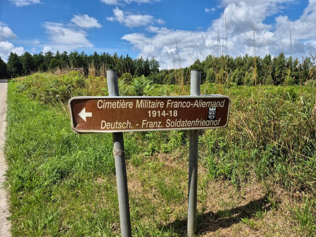 wegwijzer Saint-Ode oorlogsbegraafplaats WW1