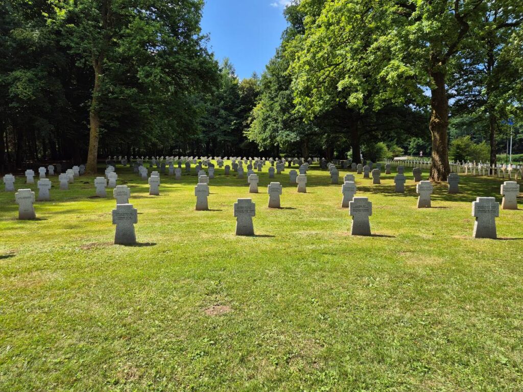 Oorlogsgraven Duitse en Franse soldaten WW1: oorlogstoerisme in de streek rondom onze gîte Au Bois d’Awenne, gelegen in de bossen van Saint-Hubert